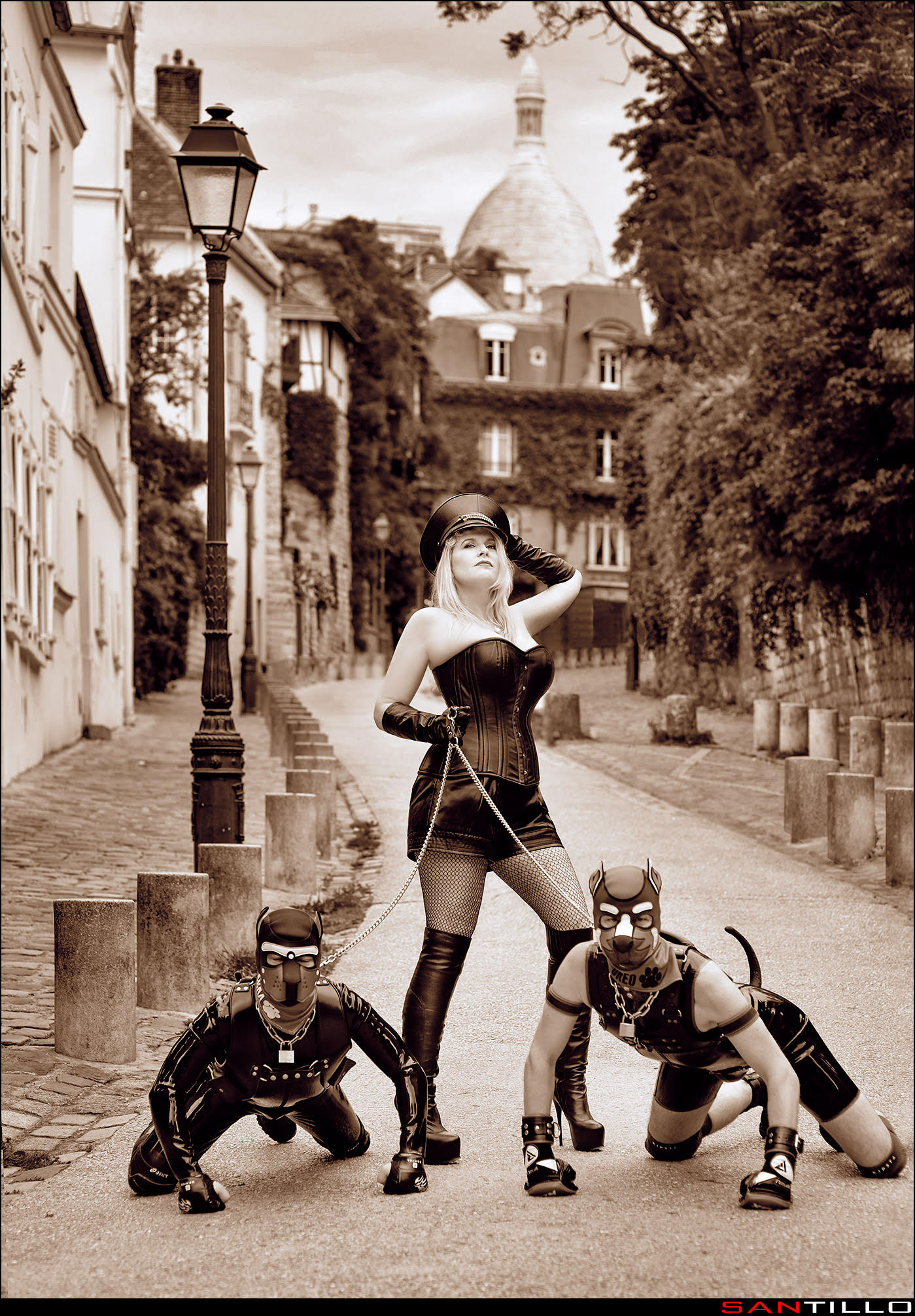 Domina avec ses chiots fétiches à Montmartre Paris